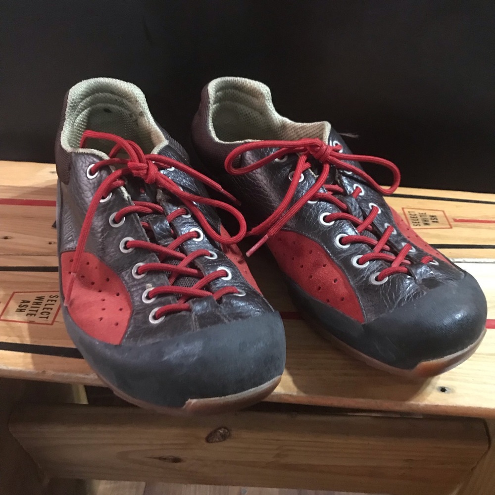 Tsubo men’s red and black tennis shoe